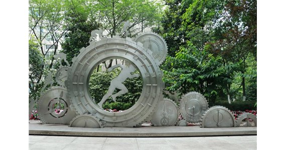 校园内放那些雕塑更为合适