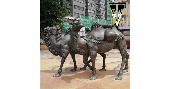 玄关动物雕塑生产商    上色铸铜骆驼雕塑