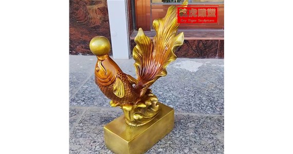 送礼动物雕塑选哪种   小型铸铜彩绘年年有余雕塑摆件