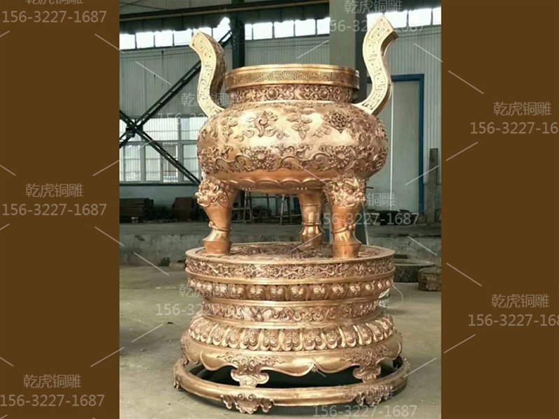 带底座铜香炉
